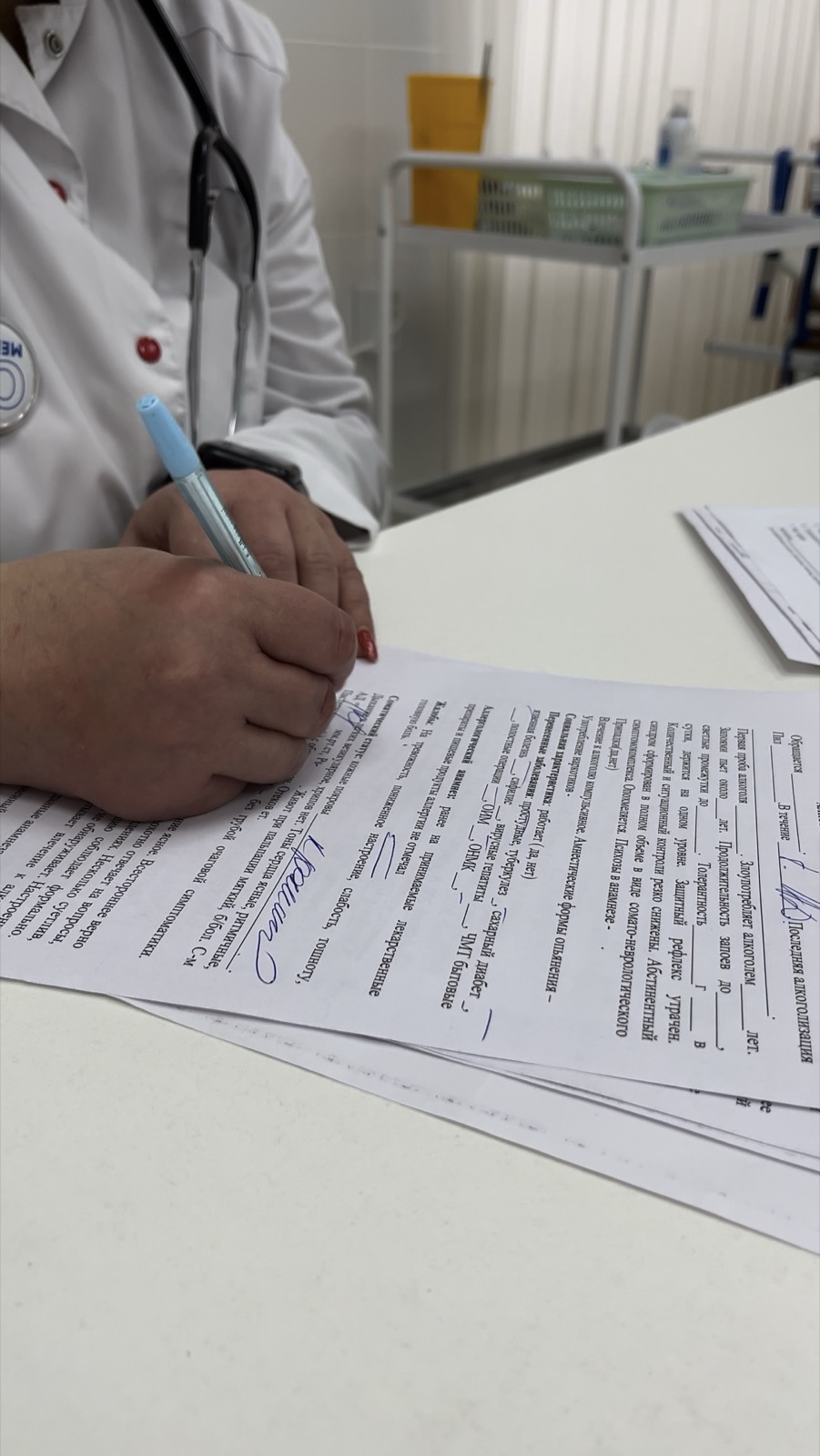 Врач заполняет анонимный договор с пациентом